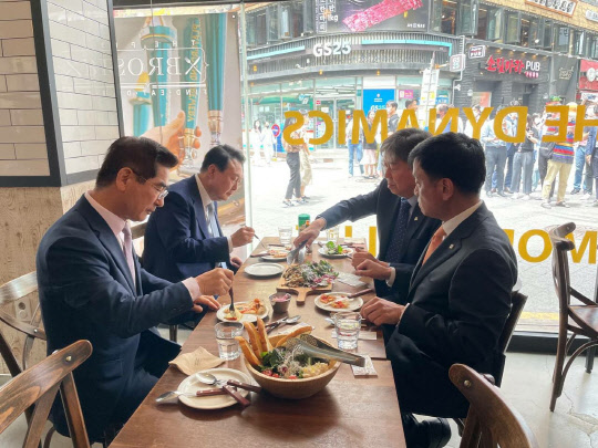 윤석열 대통령이 7일 참모진들과 종로의 한 피자가게에서 점심을 먹고 있다. 대통령실 제공